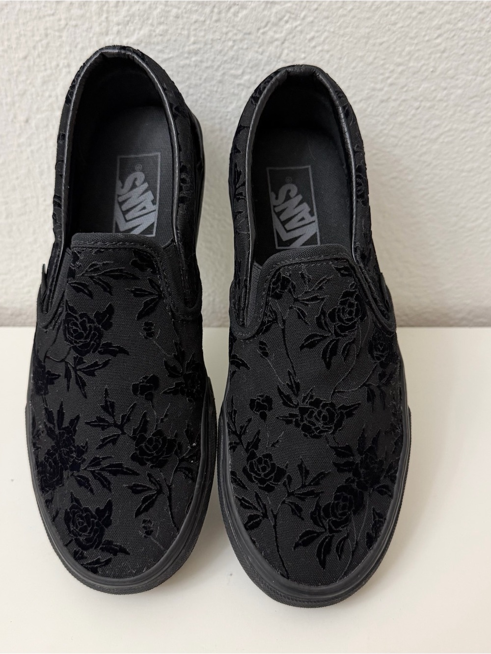Vans Classic Slip-On Black Velvet Floral Rose Shoes Women’s 7.5 Men’s 6 - Picture 4 of 10